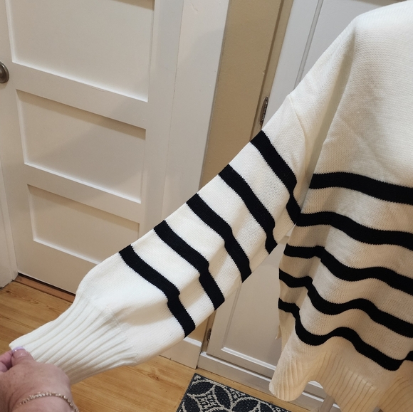 Better Be Women's Stripped Crew Neck Sweater NWT - Picture 14 of 15